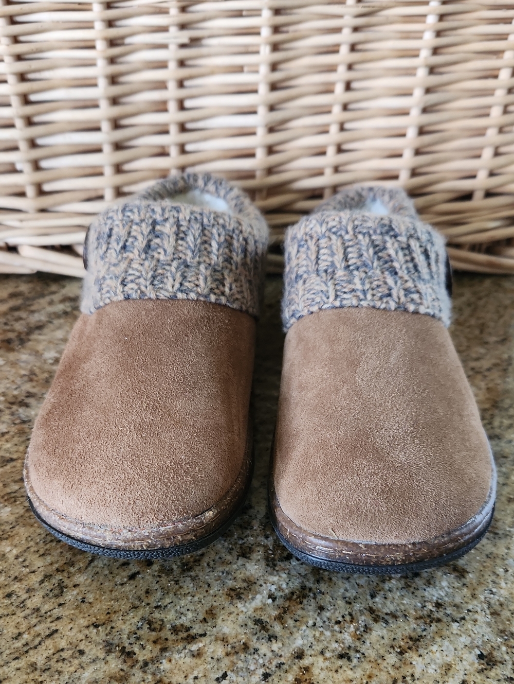 NWT Clarks Women's Suede Sweater Knit Clogs Color Tan Size 7 - Picture 2 of 16